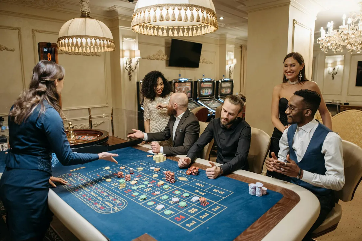 Białe żetony pokerowe w kasynie premium