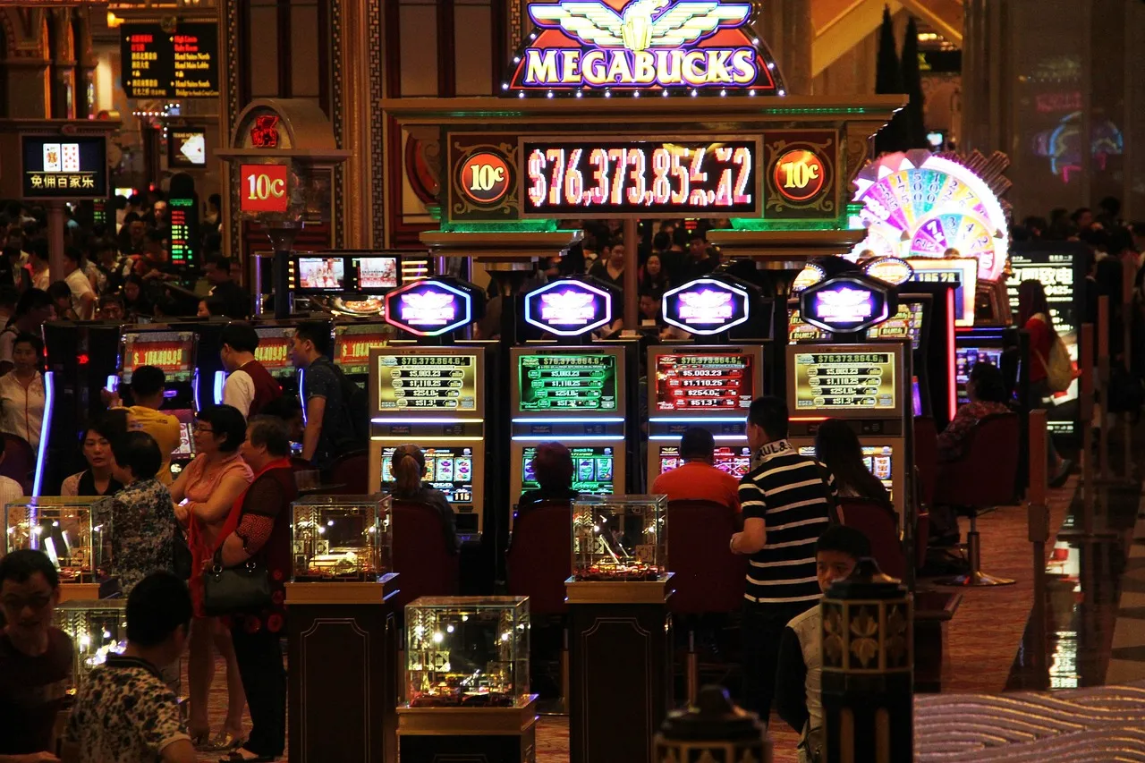 Żetony pokerowe i karty w profesjonalnym kasynie internetowym