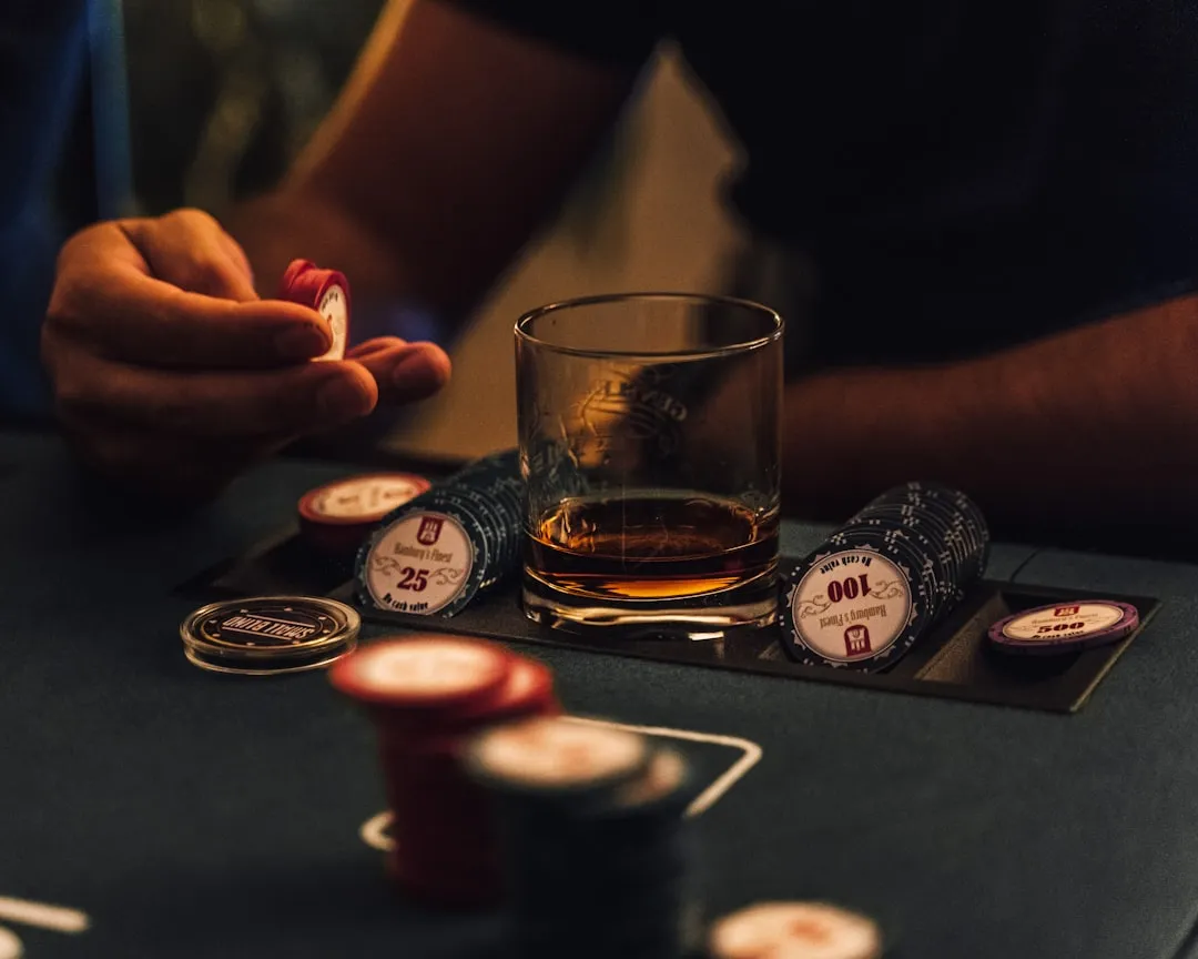 Srebrne monety pokerowe w kasynie online