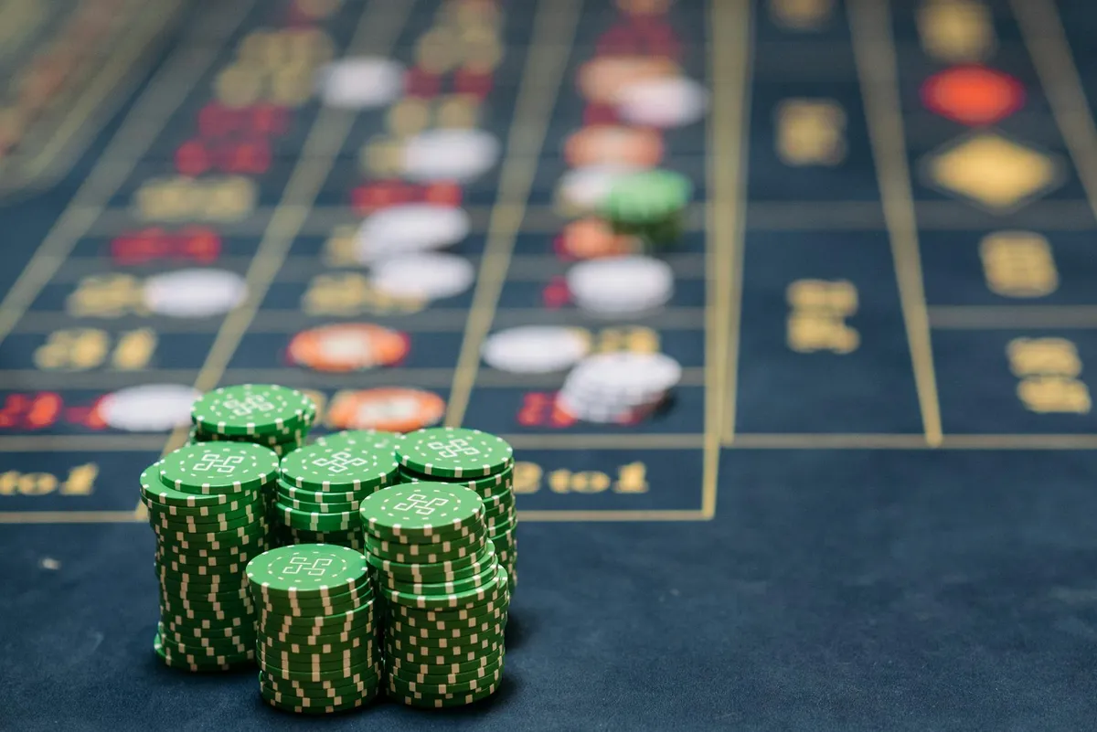 Złote żetony pokerowe z herbem kasyna